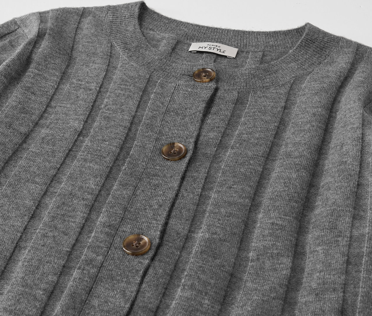 Düğmeli gri bir hırkanın yakın çekimi.