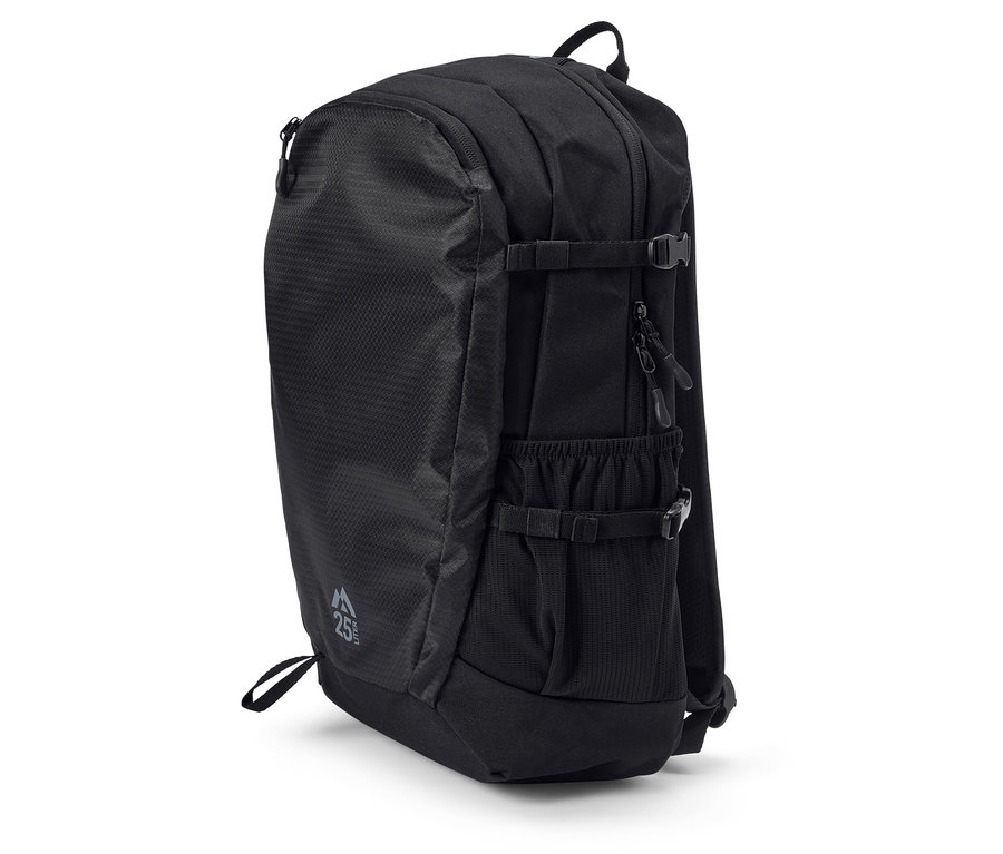 Siyah sırt çantası beyaz bir yüzey üzerinde duruyor.