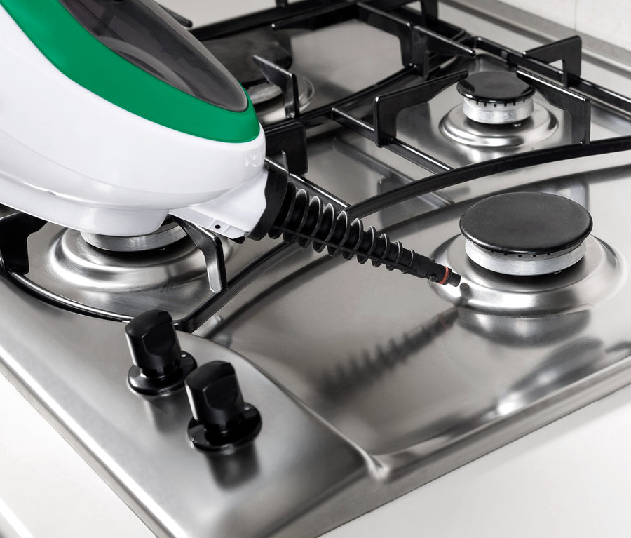 Paslanmaz çelik üzerinde çok fonksiyonlu buharlı paspasın yakın çekimi.