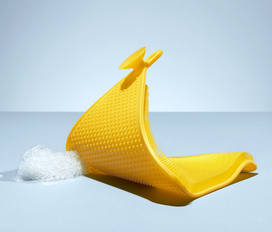 Baloncukları ve köpüğü olan sarı silikon bulaşık bezi.