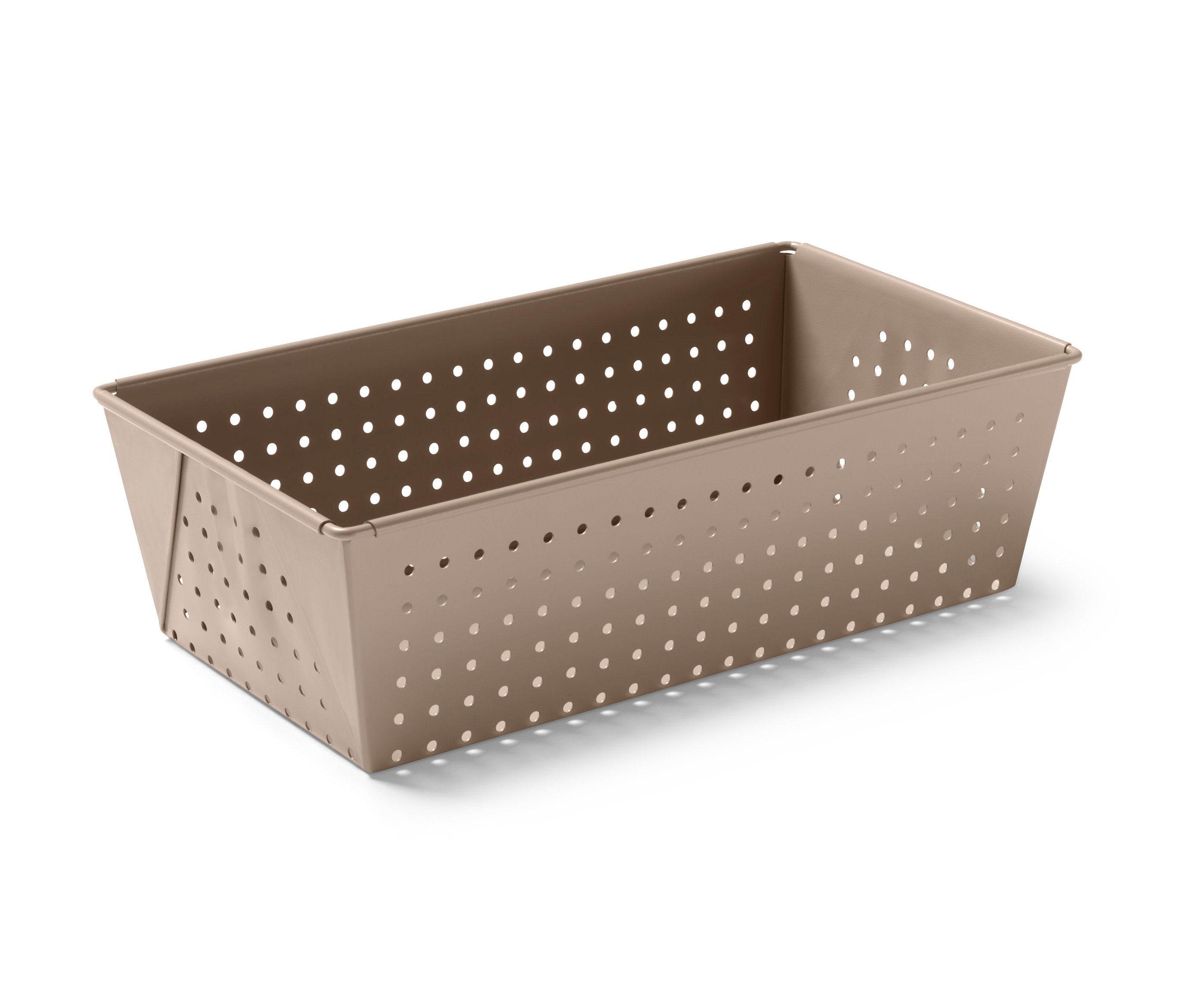 Delikli yüzeye sahip ekmek pişirme kalıbı.