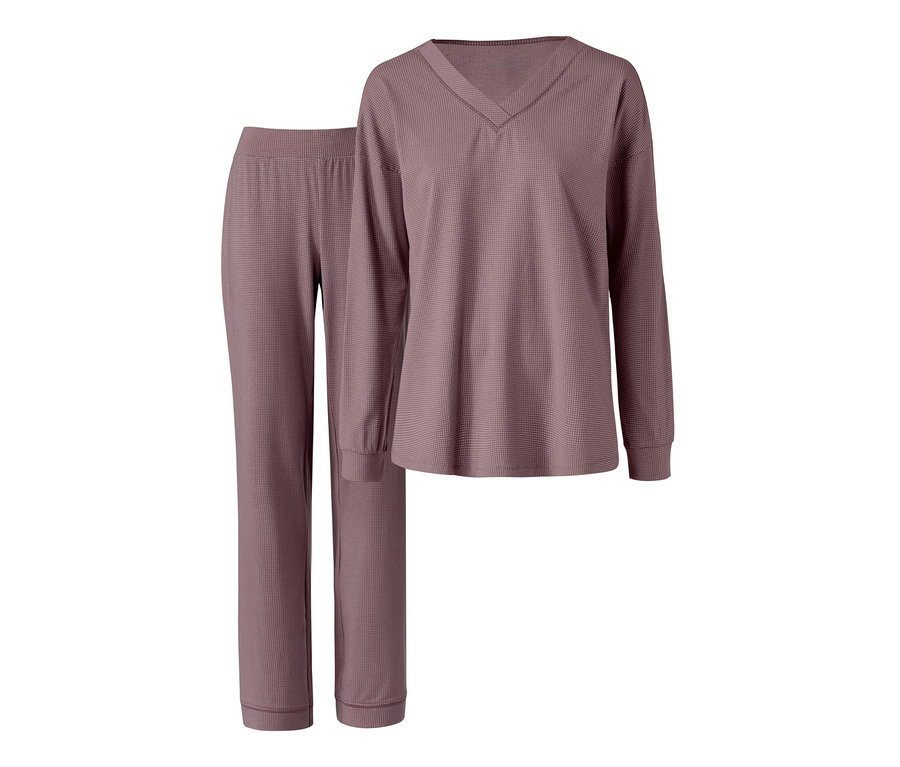 Uzun kollu ve pantolonlu lila pijama.