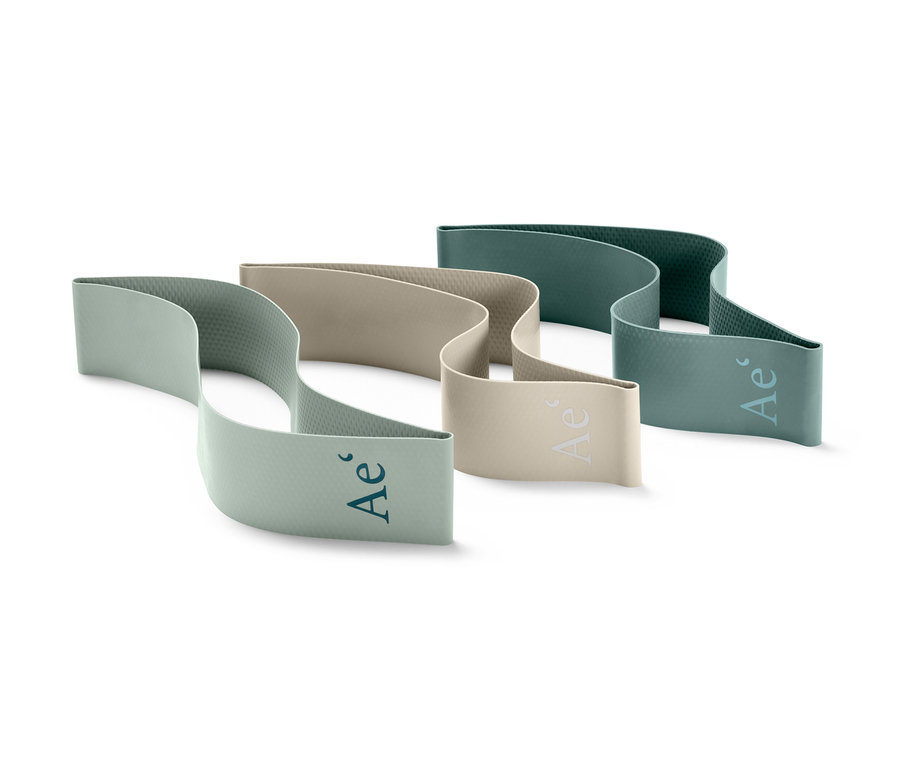 Üç adet yeşil, bej ve mavi-yeşil mini bant beyaz bir arka plan üzerinde yan yana duruyor.