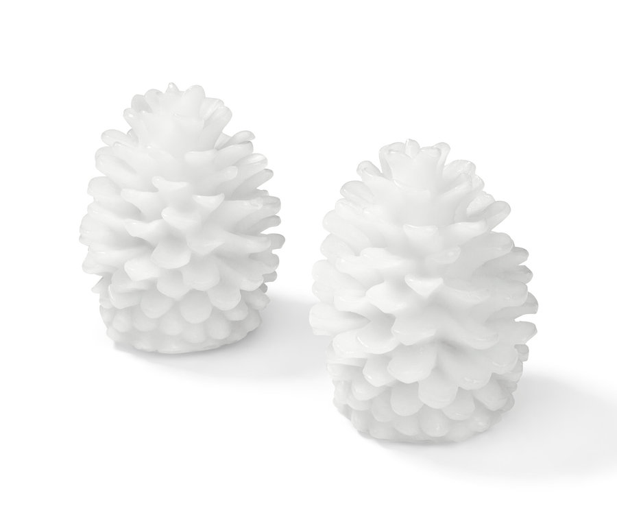 Beyaz bir zeminde duran 2 adet LED çam kozalağı mum.