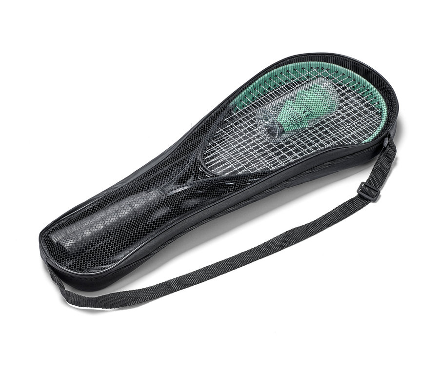 Siyah bir çantada turbo badminton seti.