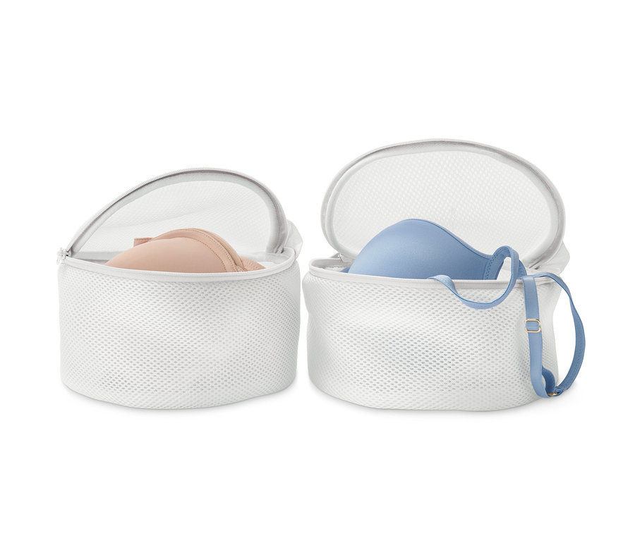 İçinde birer sütyen olan iki adet beyaz sütyen yıkama filesi.