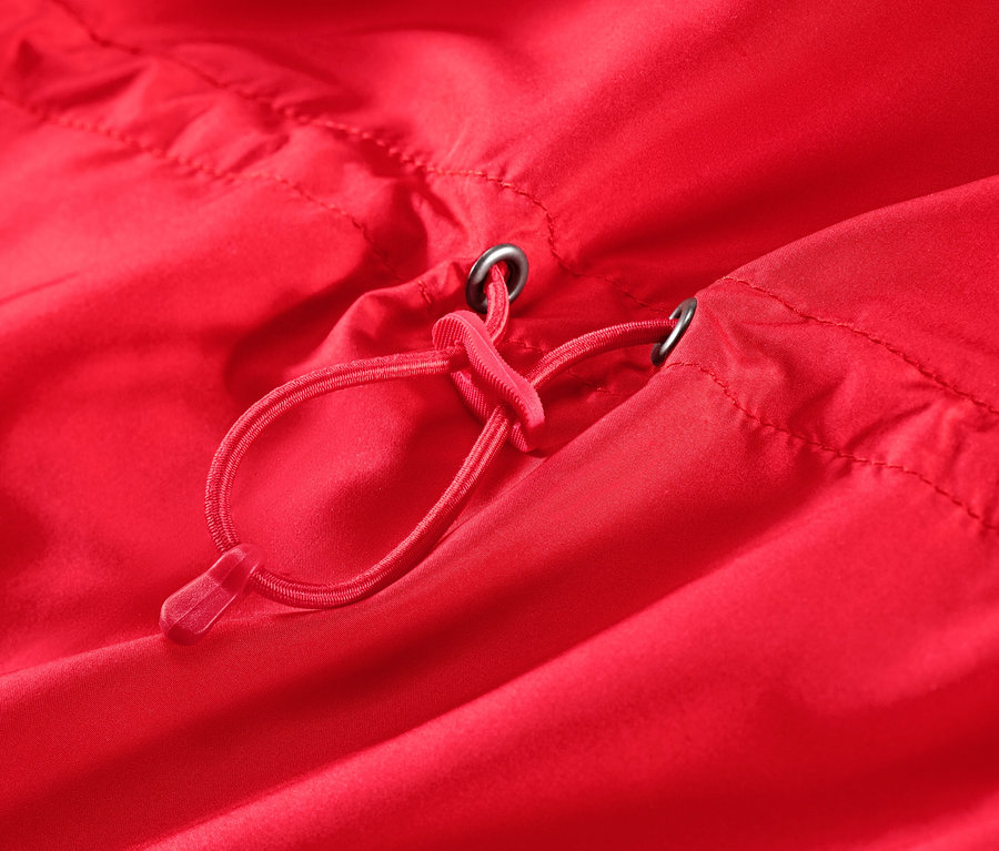 Kırmızı Hafif Koşu Ceketinin büzgülü ip detayı