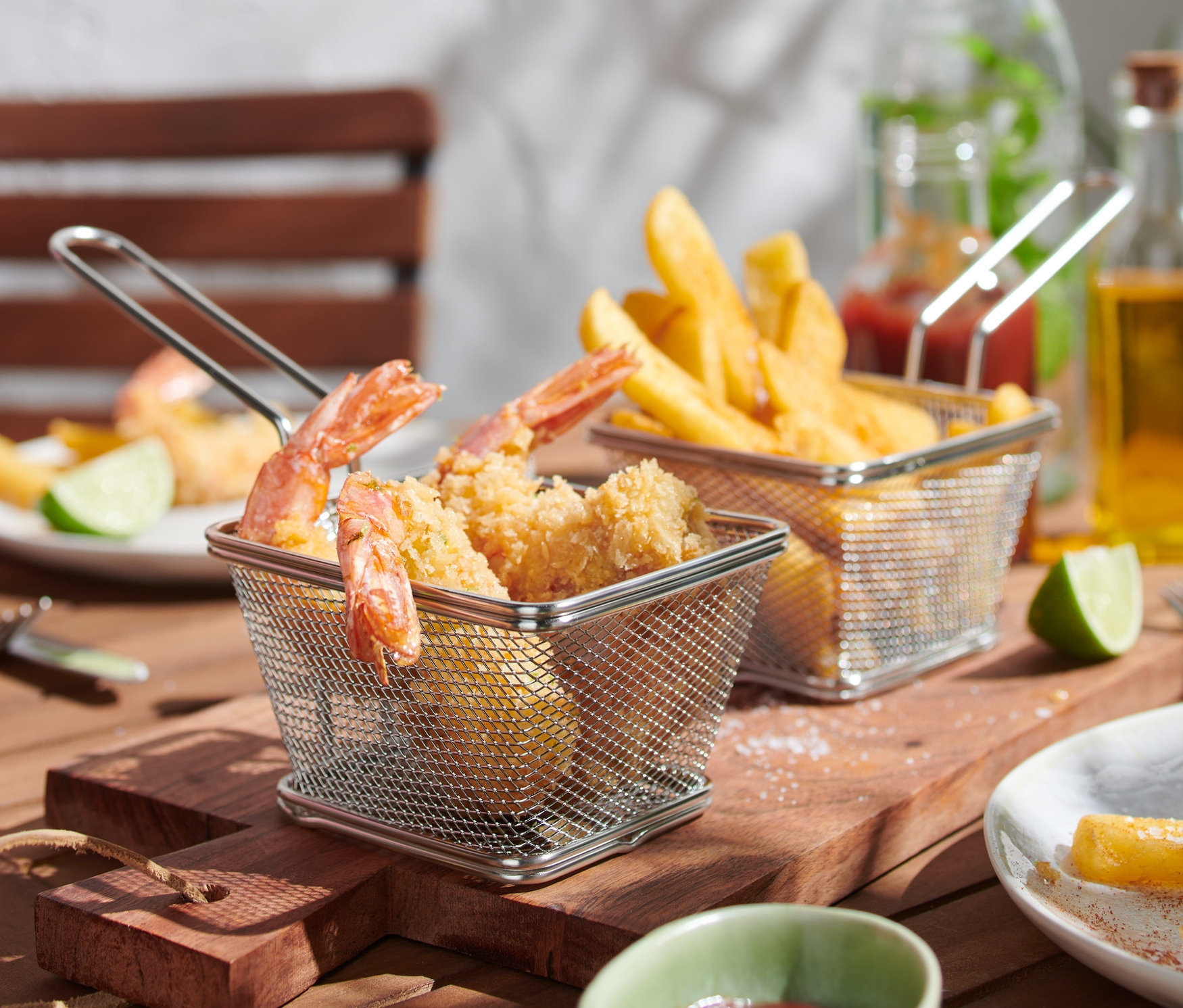 Ahşap bir masanın üzerinde yemek olan iki adet servis sepeti.