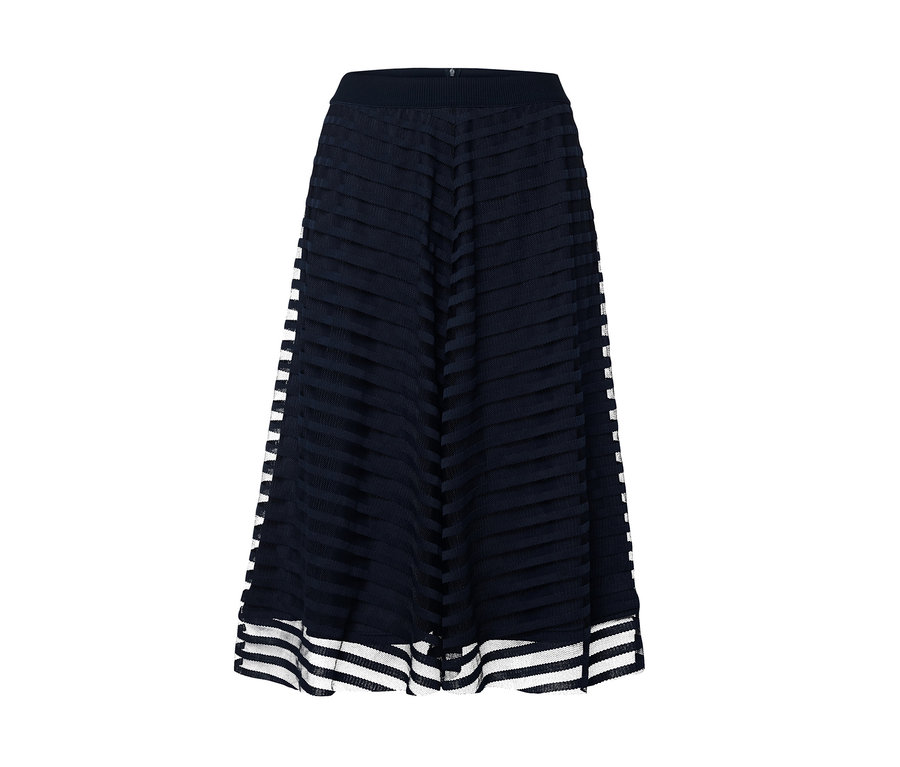 Siyah ve beyaz şeritli file etek.