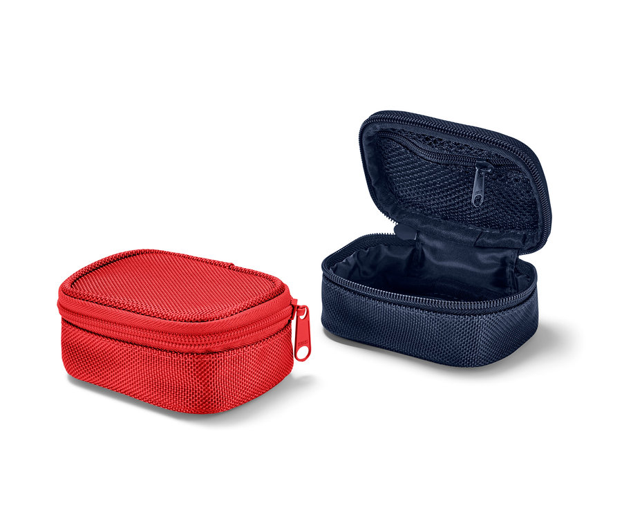 Açık lacivert bir çantanın yanında kırmızı fermuarlı bir çanta