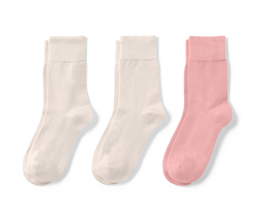 Üç çift açık renk çorap.