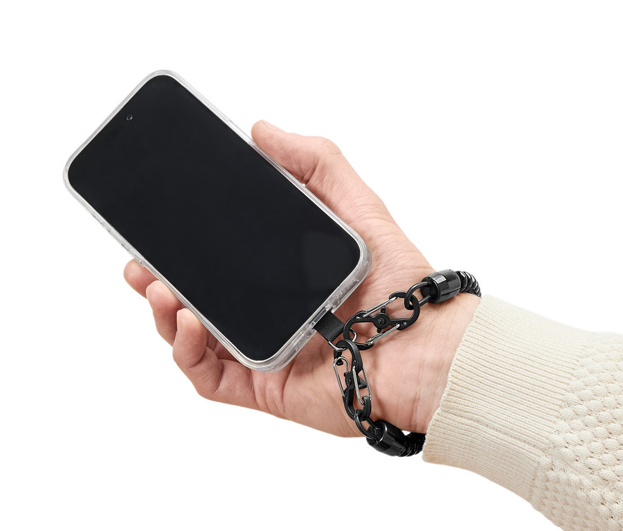 Elinde şeffaf kılıflı cep telefonu ve siyah güvenli cep telefonu zinciri tutan kişi.