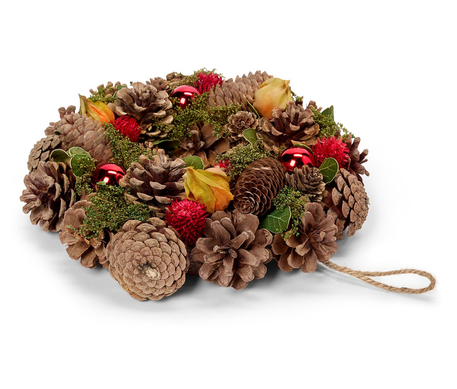 Kırmızı süslemeler, yapraklar ve çiçeklerle çam kozalağı çelengi.