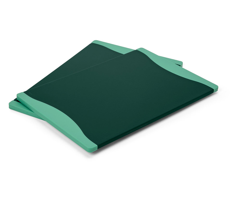 İki adet yeşil kesme tahtası üst üste duruyor.