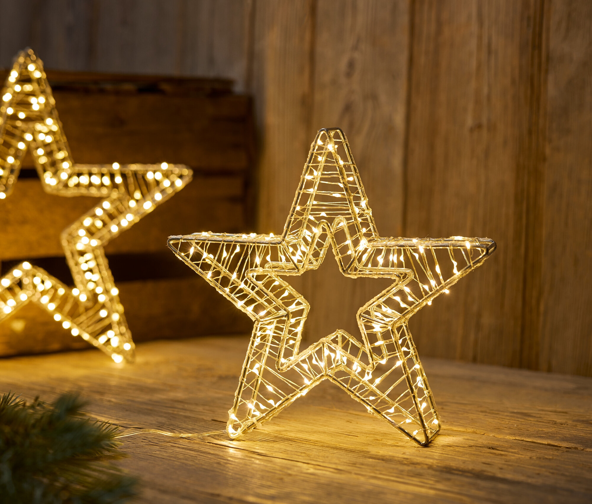 Ahşap yüzey üzerinde aydınlatılmış tel yıldızlar.