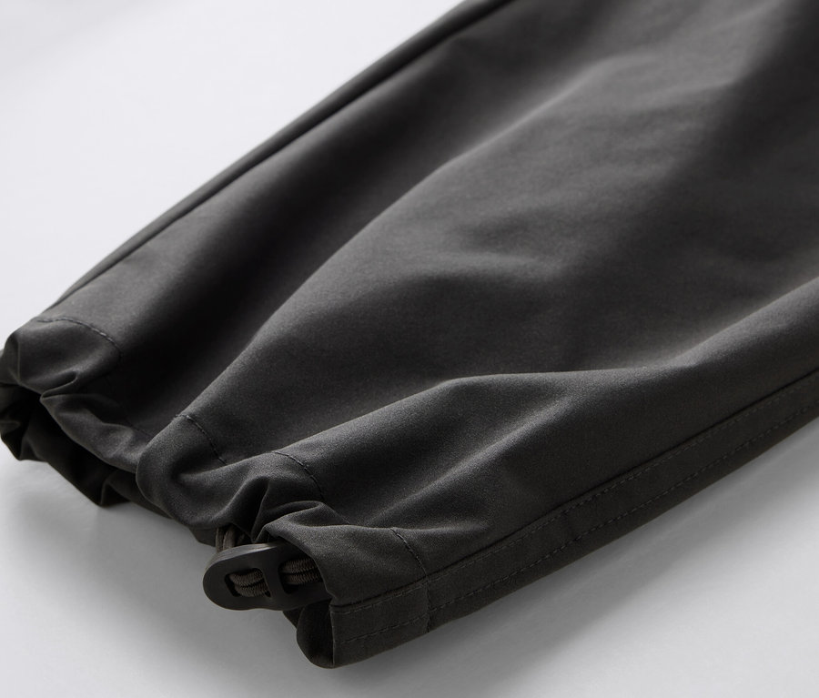 2'si 1 Arada Fonksiyonel Pantolonun paça kısmının yakın çekimi.