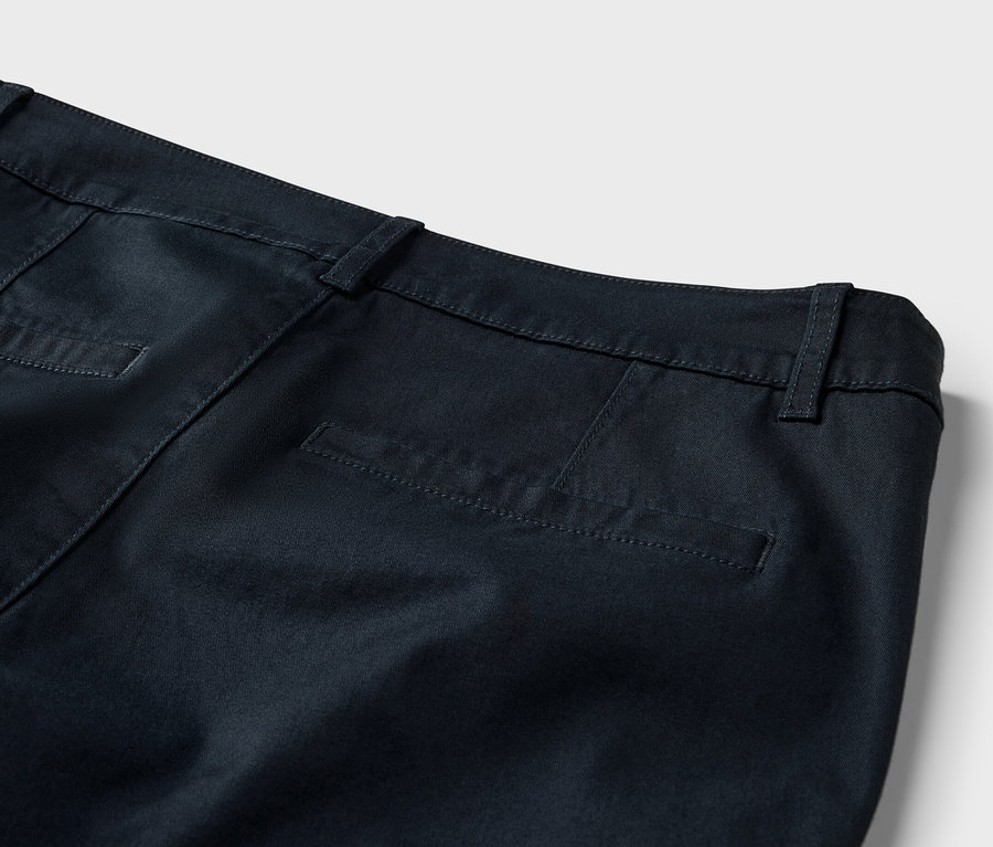 Lacivert chino şortun arka detay görünümü.