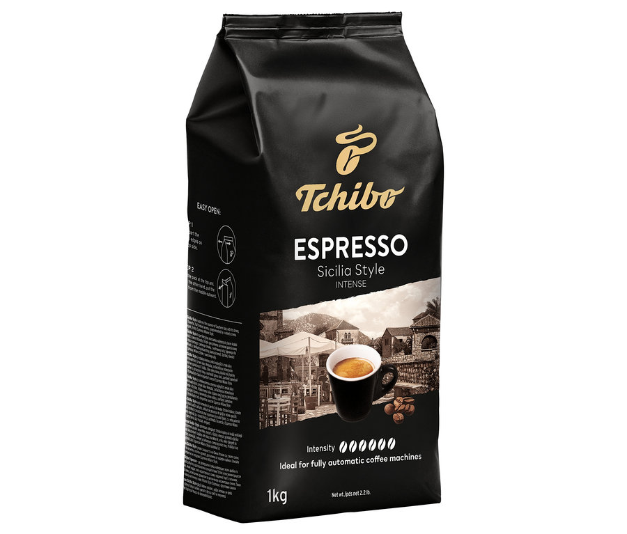 Siyah bir paket Tchibo Espresso Sicilia Style 1 kg kahve çekirdeği. 