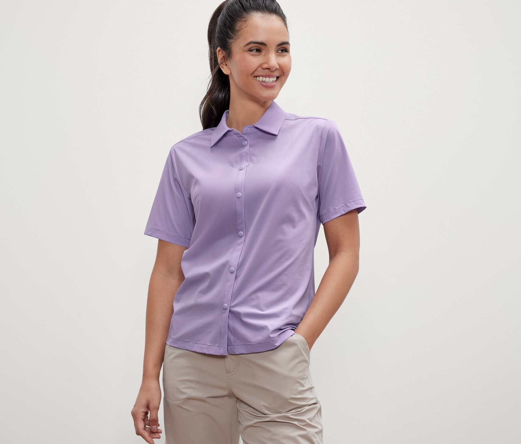 Kadın bir Outdoor Bluz giyiyor.