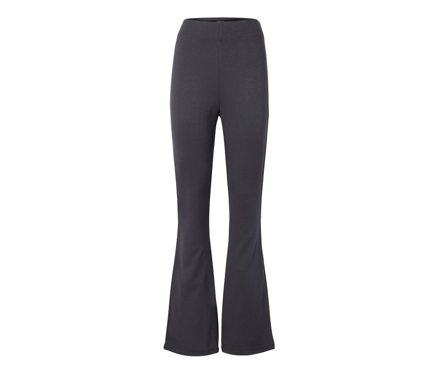 Beyaz arka planda İspanyol paça tayt.