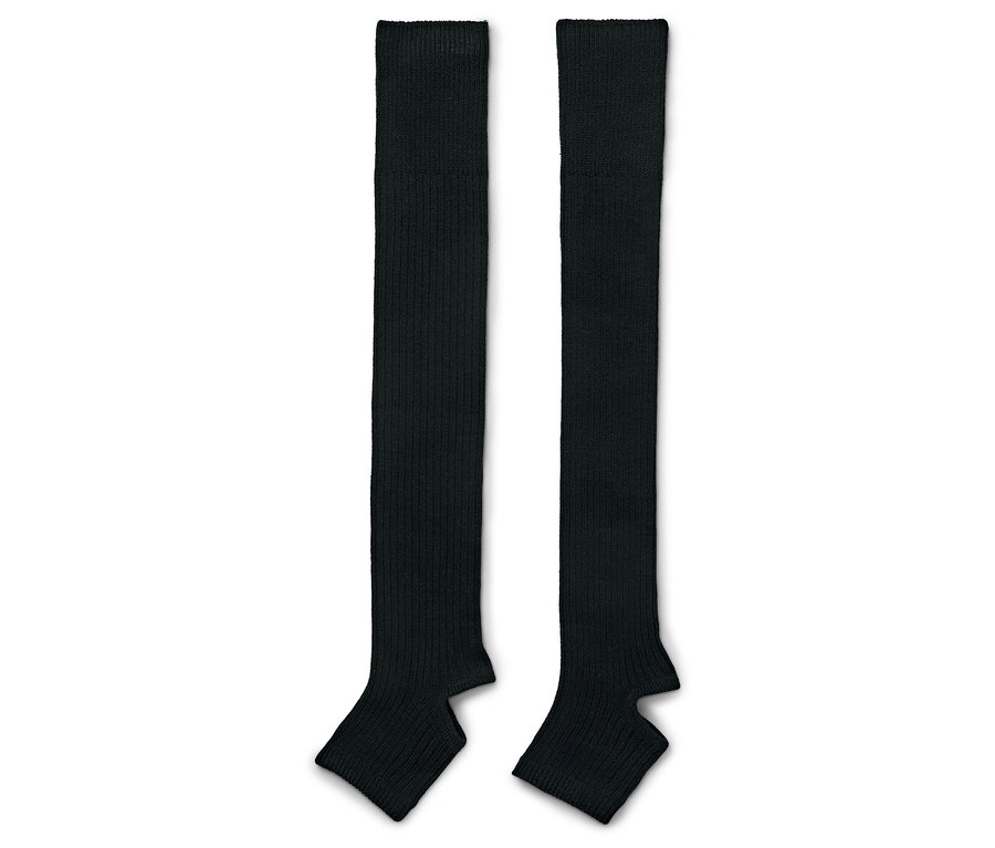 Beyaz bir arka planda yan yana duran iki siyah tozluk.