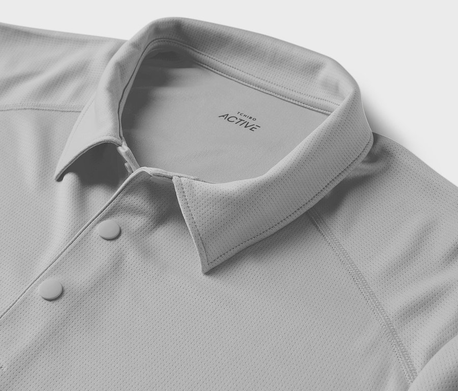 Gri fonksiyonel polo tişörtün yakın çekimi