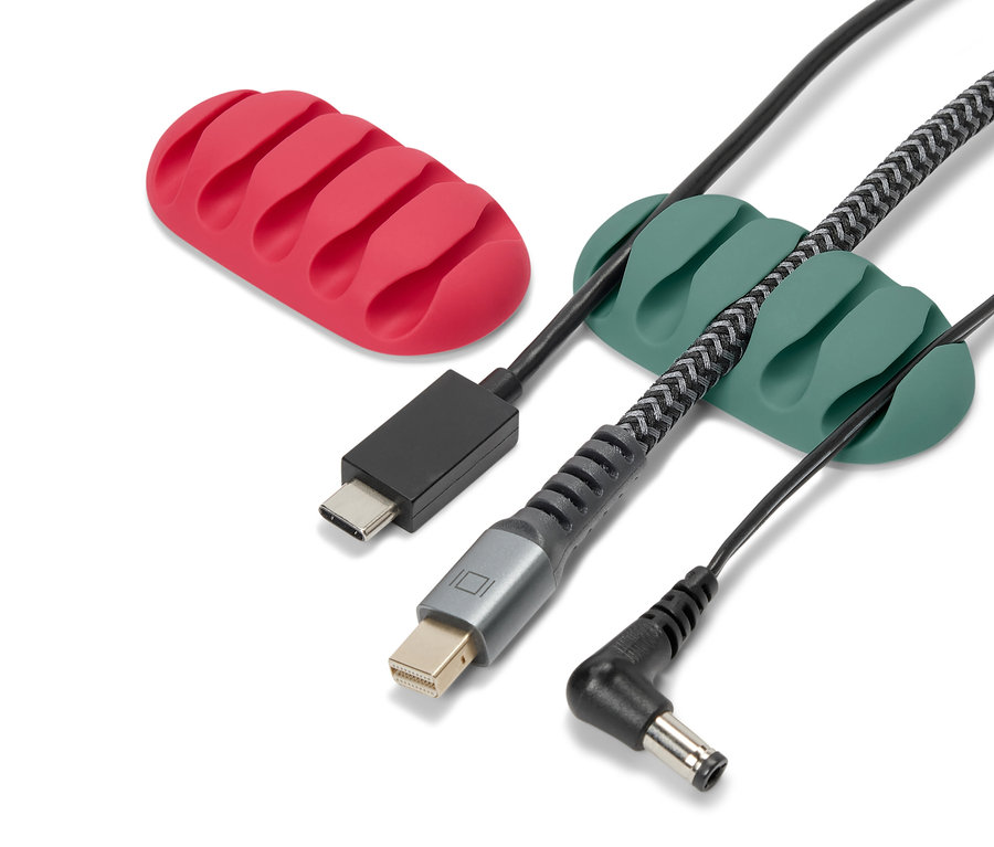 İki adet üniversal kablo düzenleyici, biri kırmızı ve biri yeşil, siyah kabloları tutuyor.