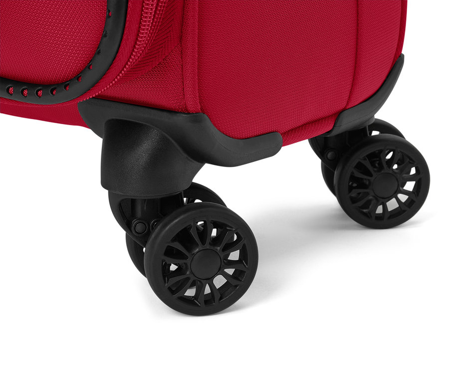 Kırmızı bir valizin siyah tekerleklerinin yakın çekimi.