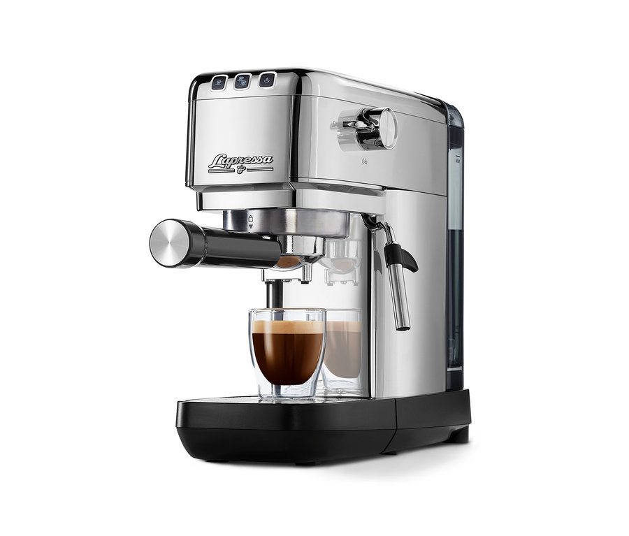 Bardakta kahve bulunan gümüş renkli Lapressa espresso makinesi.