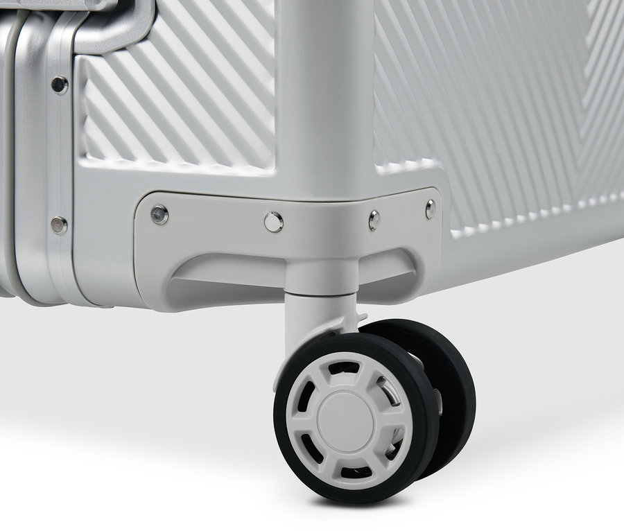 Tekerlekleri ve TSA kilidi olan alüminyum bavulun yakın çekimi