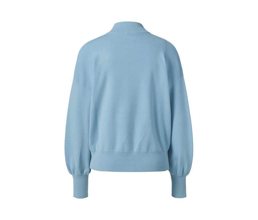 Açık mavi, balon kollu kazağın arka görünümü.