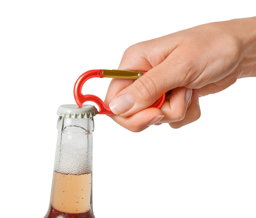 Bir el, kırmızı 4 Adet Karabina Kanca ile bir şişe açıyor.