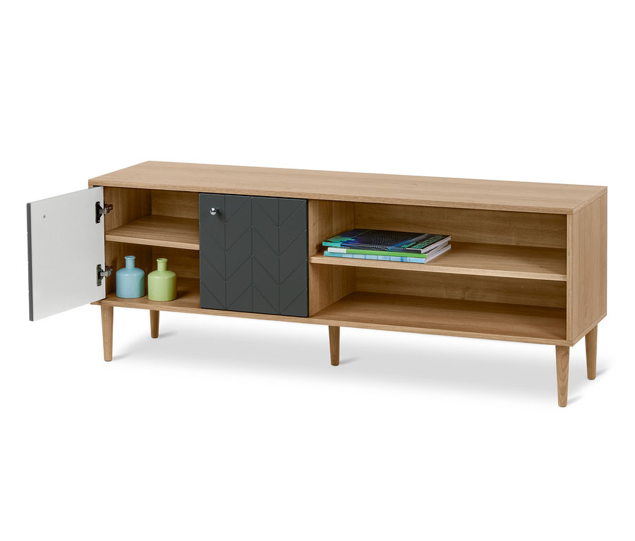 2 Kapaklı ve 2 Açık Bölmeli Alçak Büfe. Bir kapak açık, biri kapalı. İçinde iki adet dekoratif vazo, açık rafta kitaplar var.