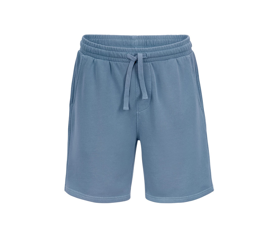 Belinde ipli, kısa, mavi sweat şort.