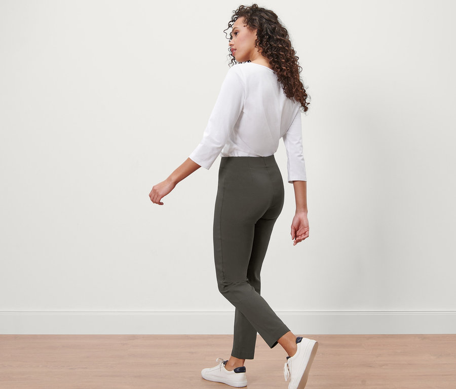 Kadın streç pantolonla yürüyor