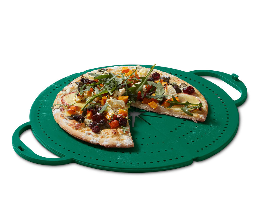 Yeşil 4'ü 1 arada yağ sıçratmaz üzerinde bir dilimi eksik pizza.
