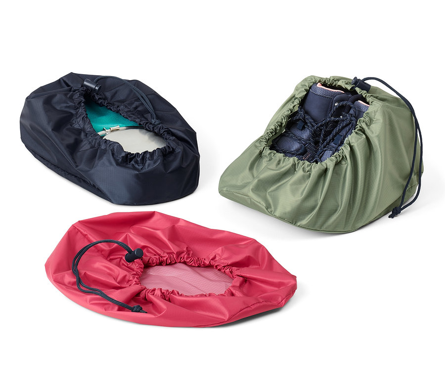 Üç adet saklama torbası.