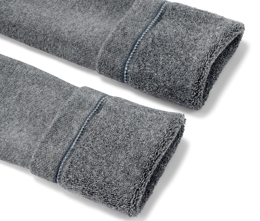 Gri renkli 3 adet çocuk termal taytın yakın çekimi