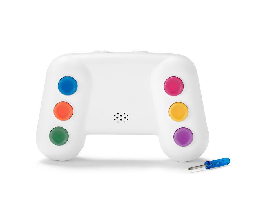 Renkli düğmeleri ve mavi tornavidası olan beyaz Elektronik Hafıza Oyunu.