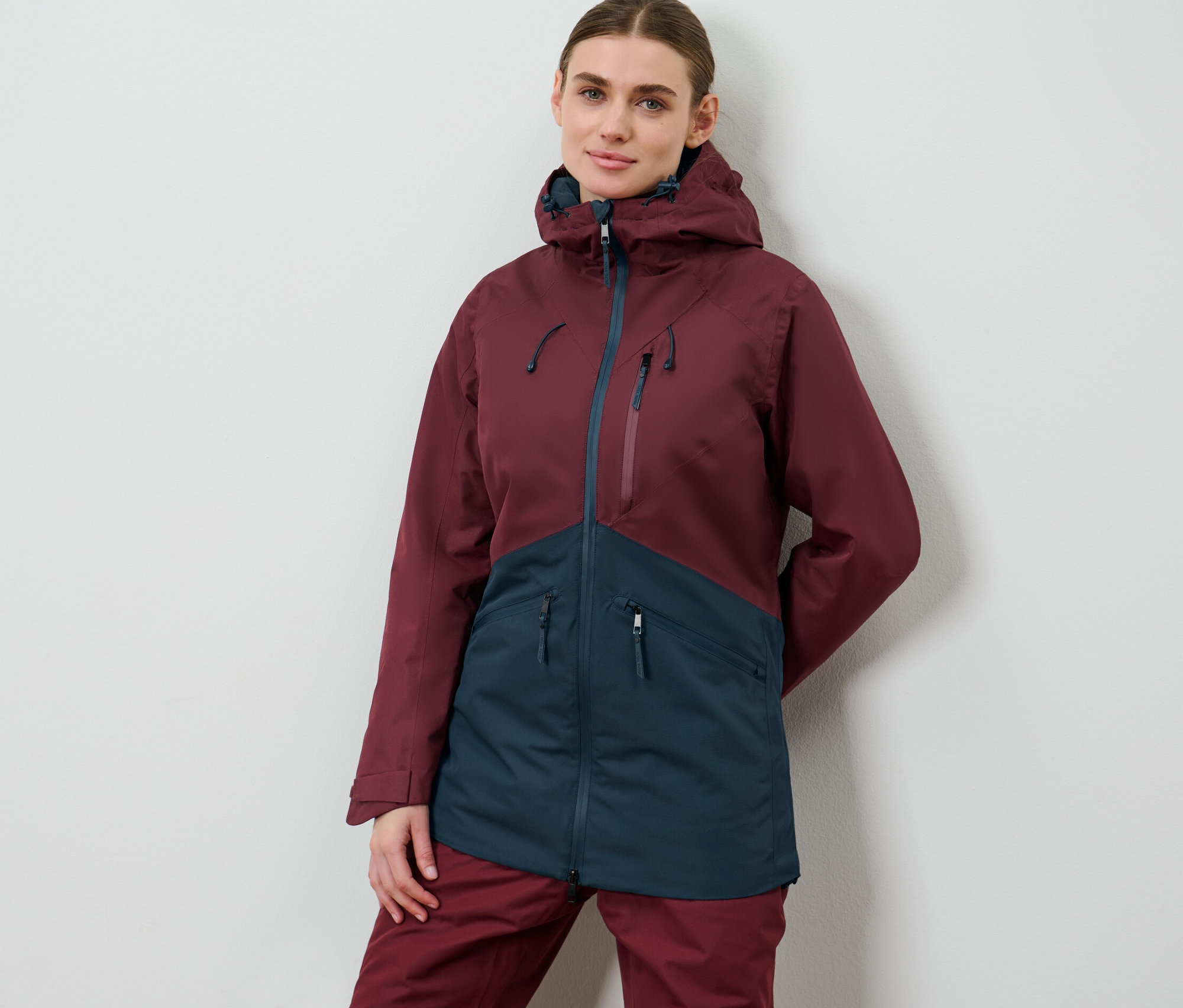 Kadın Kayak ve Snowboard Montu ile poz veriyor.