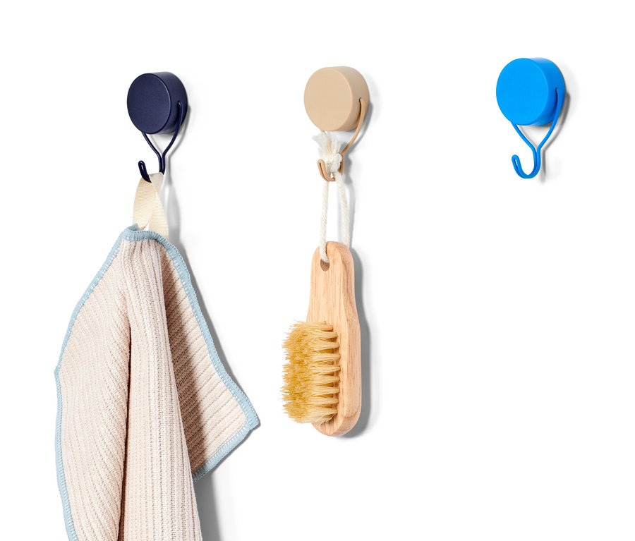 Beyaz duvara üç adet mıknatıslı askı takılmıştır. Birinde bej bir bez asılıdır.