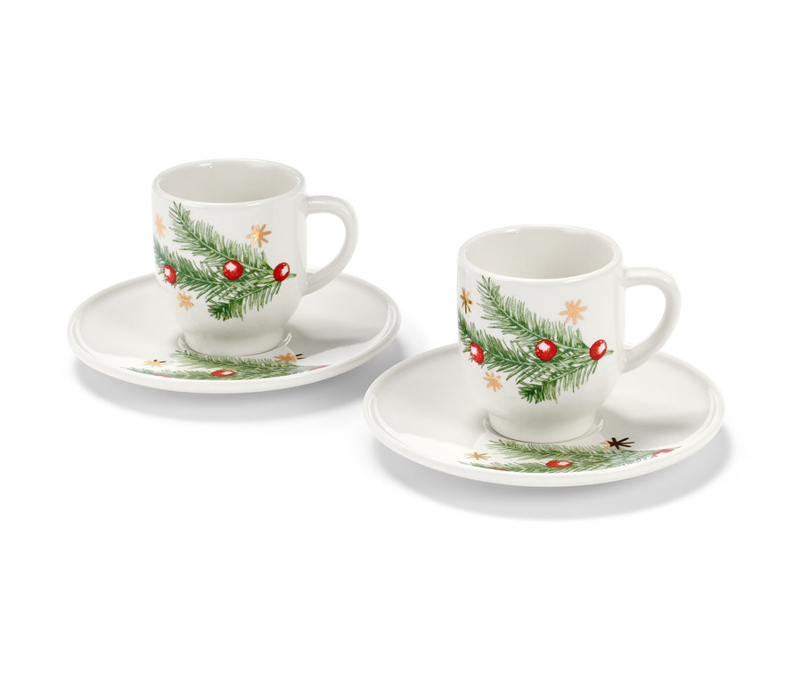 Beyaz bir arka plan üzerinde Noel temalı iki adet espresso fincanı.