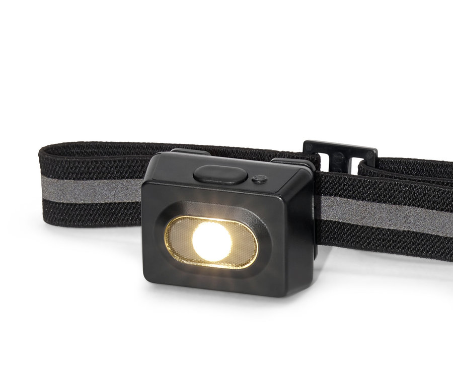 Siyah bir kafa lambasının yakın çekimi.