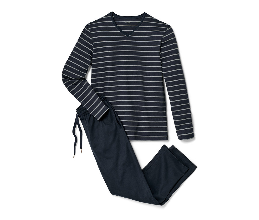 Uzun kollu, çizgili üst parçası olan lacivert bir pijama, lacivert bir pijama pantolonunun yanında duruyor.