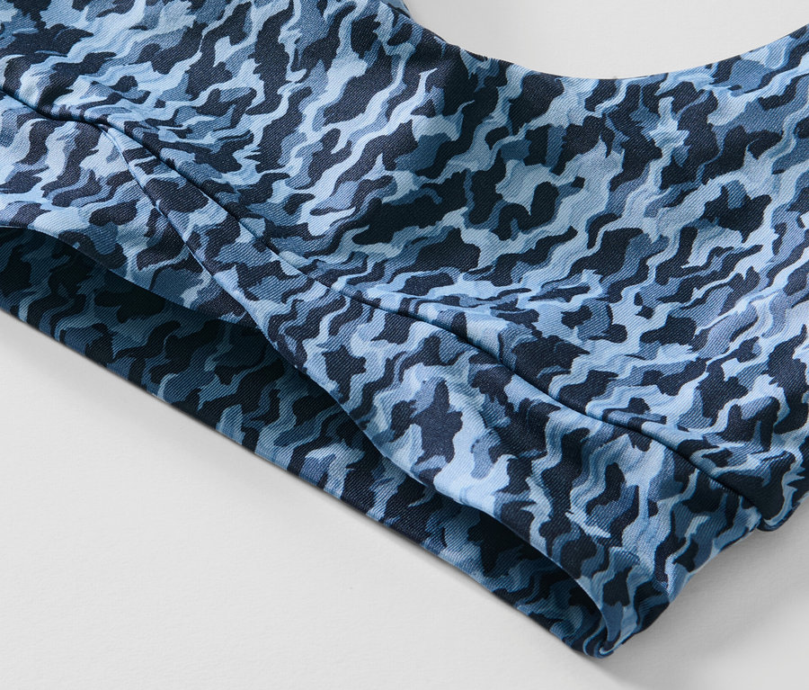 Tamamı baskılı spor büstiyerin yakın çekim detayı.