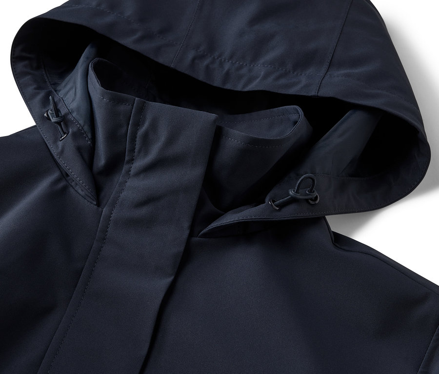 Yağmurluk trençkotun kapüşonunun detayı.