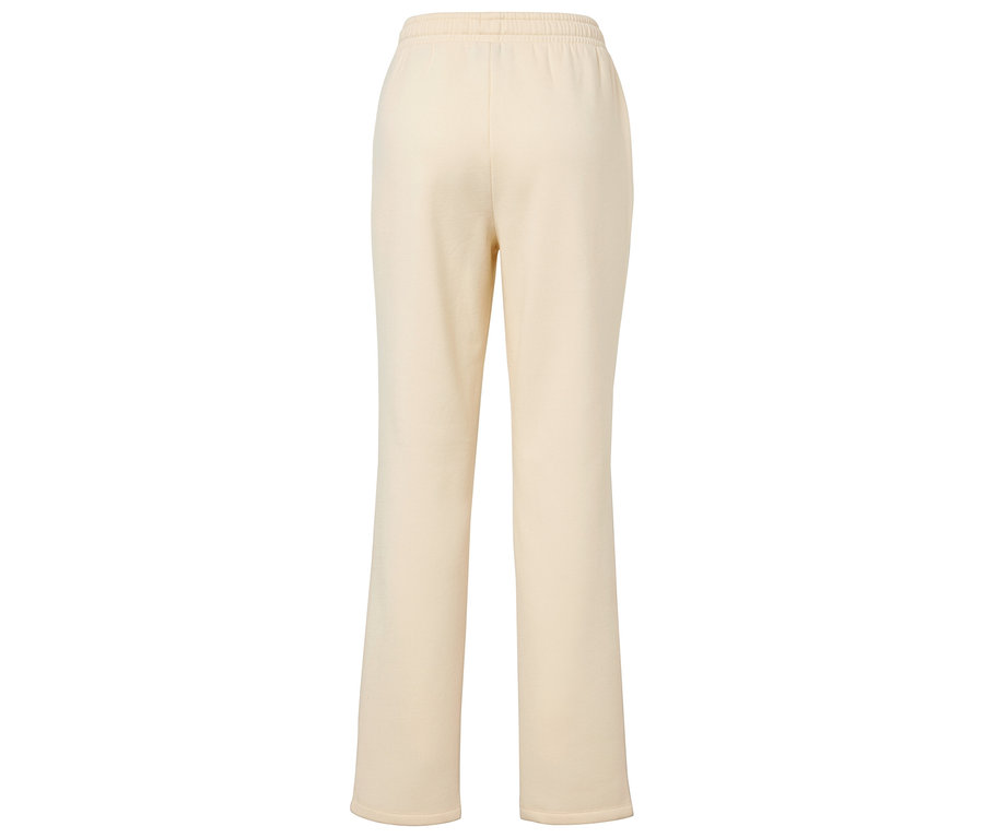 Arkadan bej rengi eşofman altı.