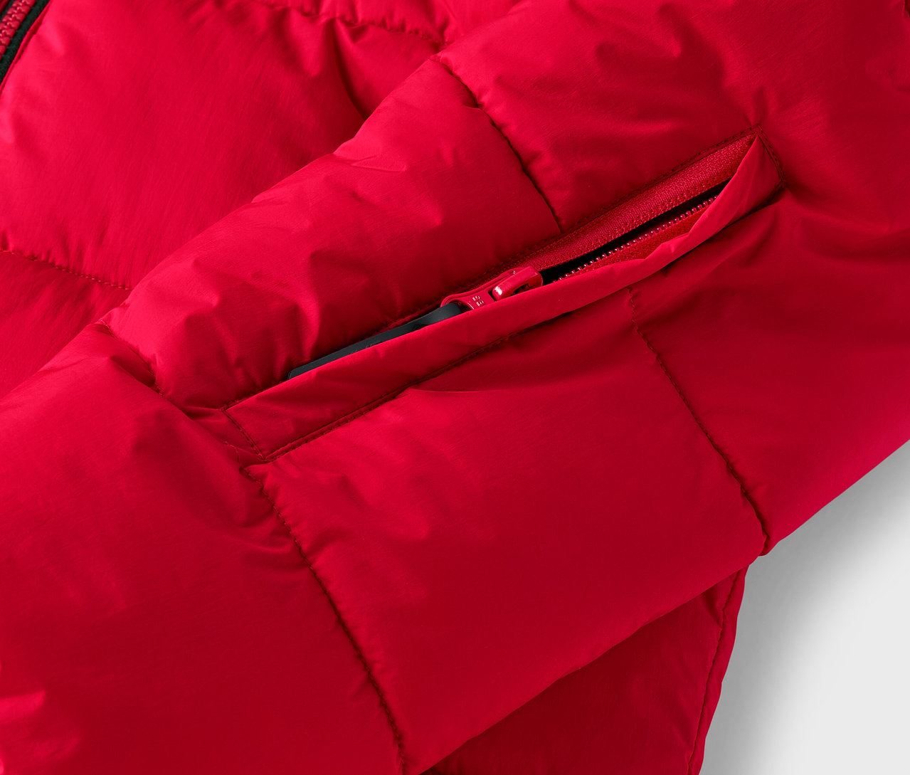 Fermuarlı cepli kırmızı şişme montun detayı.