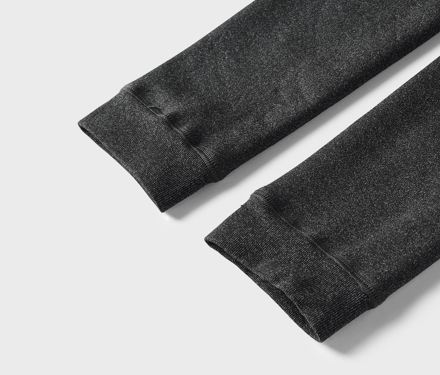 Fitilli manşetli gri bir sweatshirt'ün kol detayları.