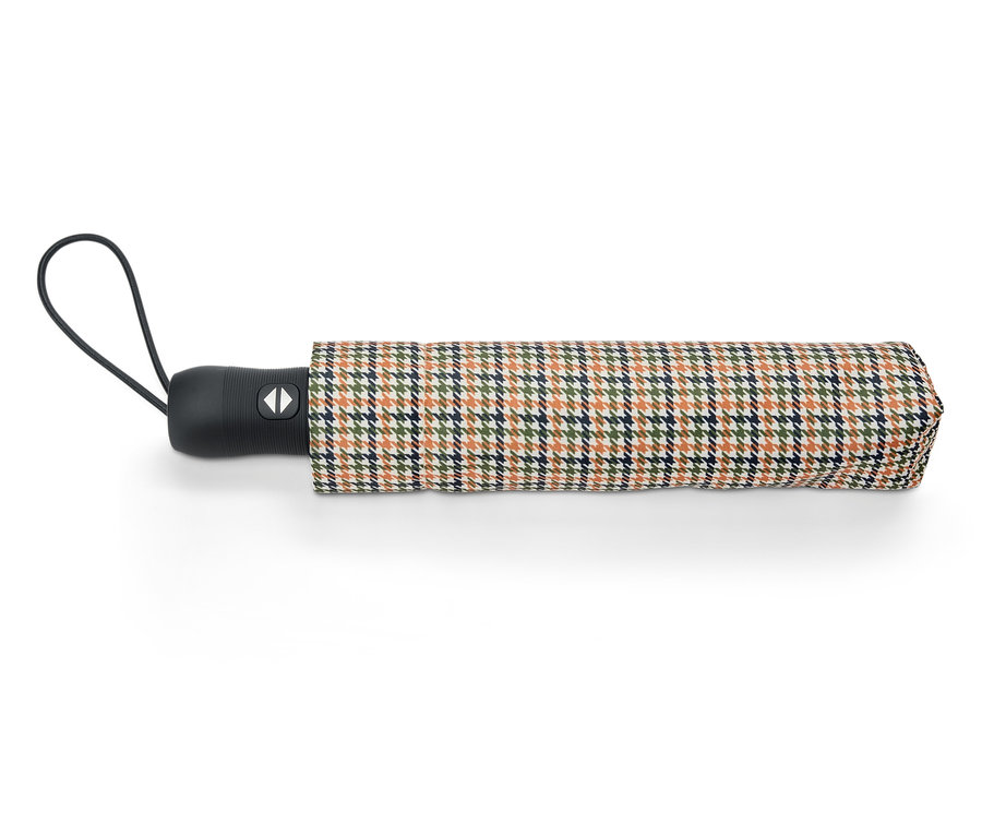 Kahverengi, yeşil ve mavi tonlarında kareli desene sahip katlanmış şemsiye.